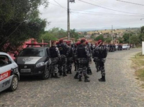 O bairro do mutirão está cercado pela polícia