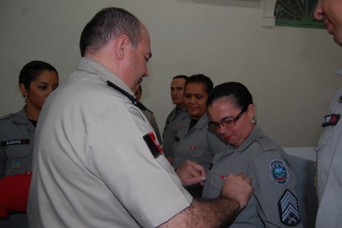 Coronel Euller condecora uma militar