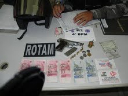 Arma e dinheiro apreendidos
