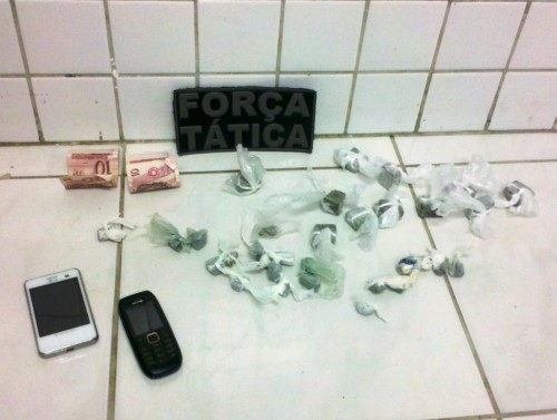 Com os suspeitos foram encontrados celulares, drogas e dinheiro