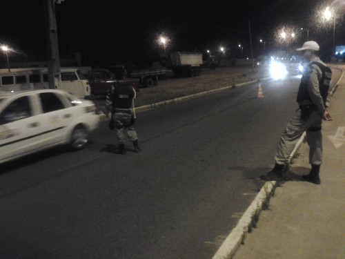 Uma blitz do BPTran foi montada na Avenida Hilton Souto Maior, no José Américo