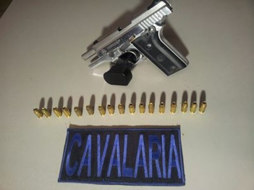 Arma e munições apreendidas.