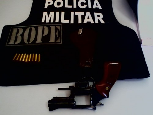 Revólver calibre 38 e nove munições apreendidas.