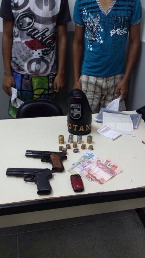 Armas de brinquedo utilizadas pelos jovens para praticar o assalto