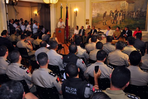 Vários policiais militares acompanharam o anúncio