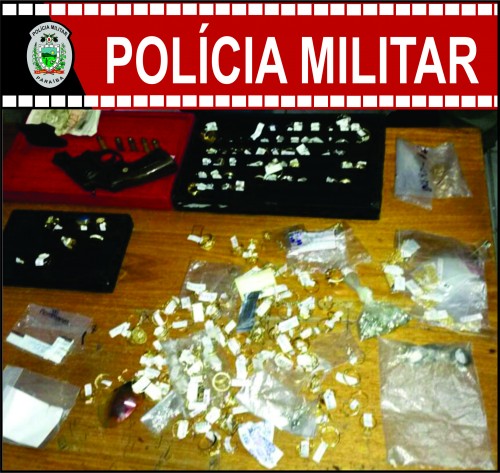 Arma e objetos apreendidos na ocorrência.
