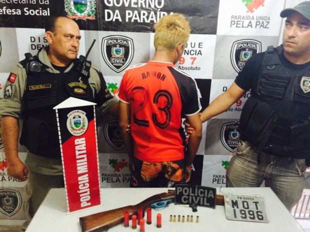 O jovem foi levado para a Delegacia da Polícia Civil, em Sousa.