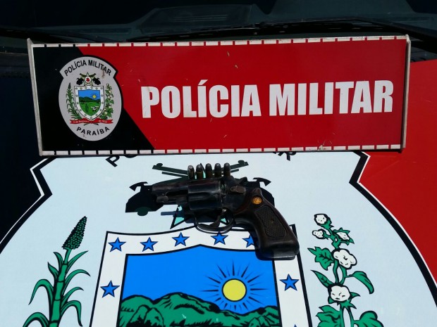 Arma apreendida com o suspeito