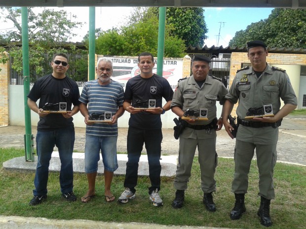 Na ocasião das comemorações foram entregues certificados de agradecimento a vários civis e militares.