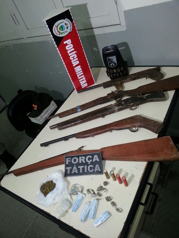 Armas apreendidas em Campina Grande (Foto: Rafael Vasconcelos)