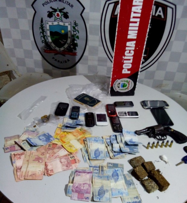 Arma e objetos apreendidos com os suspeitos.