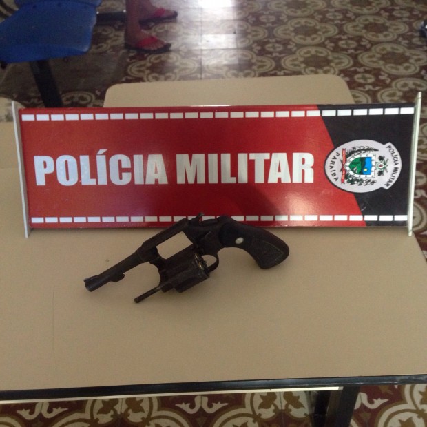 O suspeito foi autuado por homicídio e porte ilegal de arma.