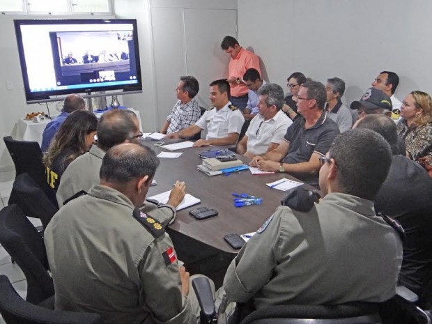 Reunião para estabelecer diretrizes de segurança do revezamento