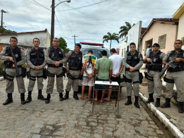 Policiais que participaram da ação e material apreendido.