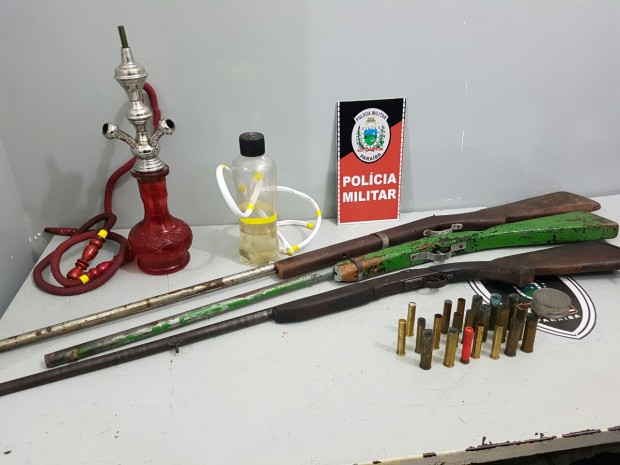 Armas e narguilés apreendidos durante a ação