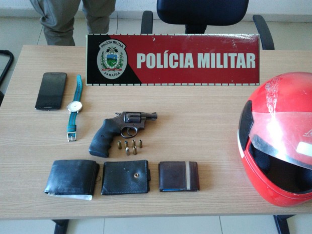 Arma e material apreendido em João Pessoa