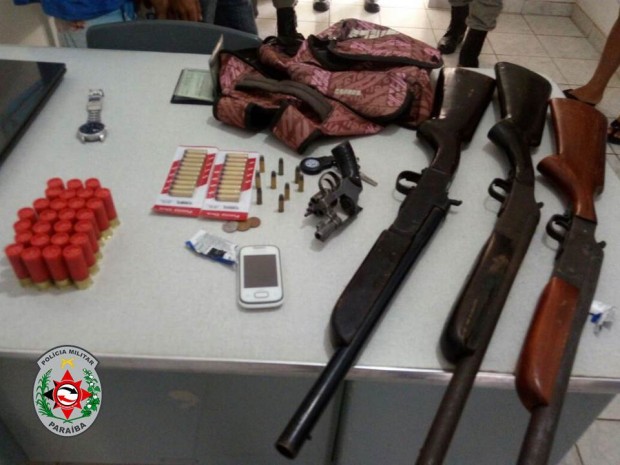 Armas de grosso calibre e munições foram apreendidas pela PM