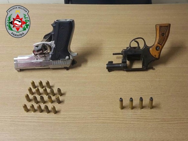Pistola e revólver apreendido com dupla