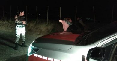 Polícia Militar detém dupla suspeita de homicídio em São José de Piranhas Polícia Militar detém dupla suspeita de homicídio em São José de Piranhas