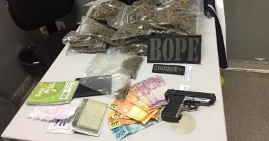 Polícia Militar apreende drogas que estavam sendo transportadas em motocicleta de entrega de alimentos Polícia Militar apreende drogas que estavam sendo transportadas em motocicleta de entrega de alimentos
