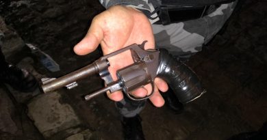 Polícia Militar apreende arma com suspeito que responde a vários homicídios em João Pessoa Polícia Militar apreende arma com suspeito que responde a vários homicídios em João Pessoa