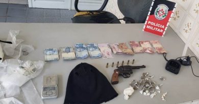 Polícia Militar apreende material do tráfico de drogas em obras de casas no Sertão da Paraíba Polícia Militar apreende material do tráfico de drogas em obras de casas no Sertão da Paraíba
