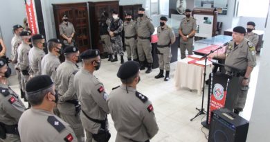 Solenidade entrega atos de nomeação de novos tenentes, e homenageia policiais militares que se destacaram em ocorrência que terminou com perseguição na capital Solenidade entrega atos de nomeação de novos tenentes, e homenageia policiais militares que se destacaram em ocorrência que terminou com perseguição na capital