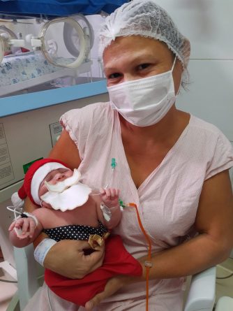 unnamed-3-334x445 Ensaio fotográfico de bebês resgata magia natalina na UTI do Hospital Edson Ramalho