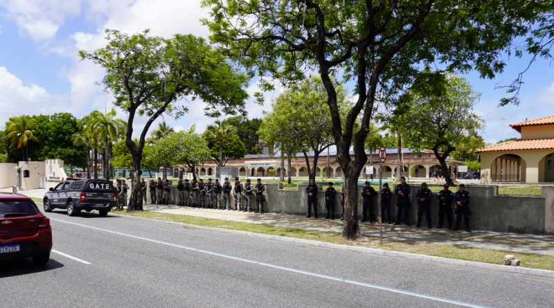 Polícia Militar desocupa frente do quartel do Grupamento e permanece no local para impedir volta de movimentos antidemocráticos - Polícia Militar da Paraíba