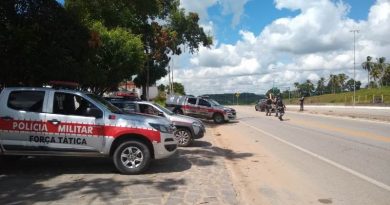 Polícia Militar apreende arma de fogo após confronto com dupla em motocicleta, no litoral norte Polícia Militar apreende arma de fogo após confronto com dupla em motocicleta, no litoral norte