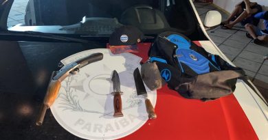 Trio que planejava assaltar ônibus na Capital é detido com espingarda e facas Trio que planejava assaltar ônibus na Capital é detido com espingarda e facas