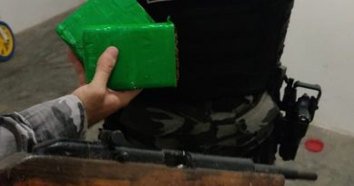 PM localiza casa usada pelo tráfico para esconder arma e drogas na Capital PM localiza casa usada pelo tráfico para esconder arma e drogas na Capital