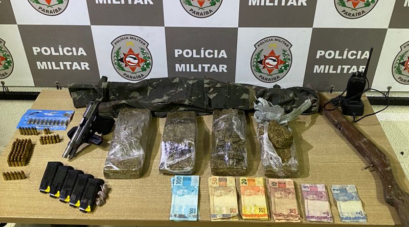 Combate ao tráfico: Polícia Militar apreende armas, drogas, dinheiro e várias munições em Cabedelo
