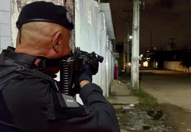 Dupla que já tinha ficha criminal é novamente presa com arma e drogas em JP