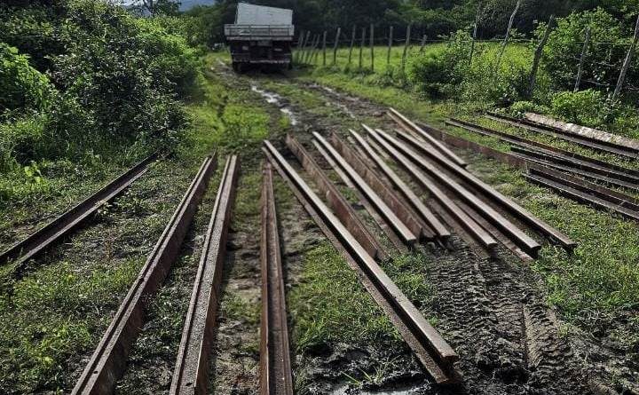 EM FLAGRANTE: Polícia Militar frustra furto de trilhos de trem e prende infrator