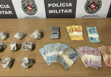 Polícia Militar apreende drogas e dinheiro em bairro na Capital Polícia Militar apreende drogas e dinheiro em bairro na Capital