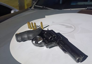 PM apreende arma ao abordar grupo suspeito na cidade de Mamanguape PM apreende arma ao abordar grupo suspeito na cidade de Mamanguape