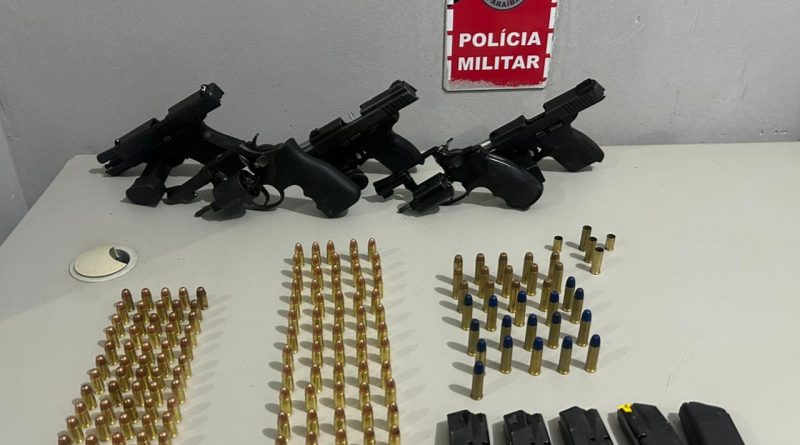 Arsenal é apreendido com grupo suspeito após troca de tiros em comunidade de Santa Rita Arsenal é apreendido com grupo suspeito após troca de tiros em comunidade de Santa Rita