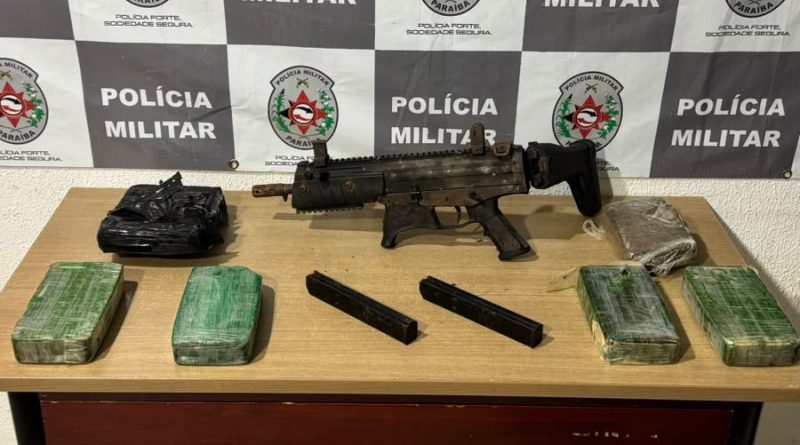 Polícia Militar apreende submetralhadora e drogas enterradas em uma mata de João Pessoa