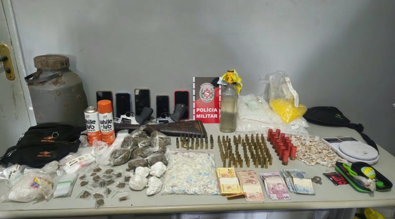 PM localiza tonel enterrado com armas e drogas durante ação contra o tráfico em Santa Rita