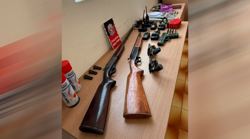 Polícia Militar prende grupo criminoso e apreende armas, drogas e moto roubada em Santa Luzia-PB