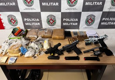 Polícia Militar apreende arsenal e drogas durante operação em comunidade da Capital