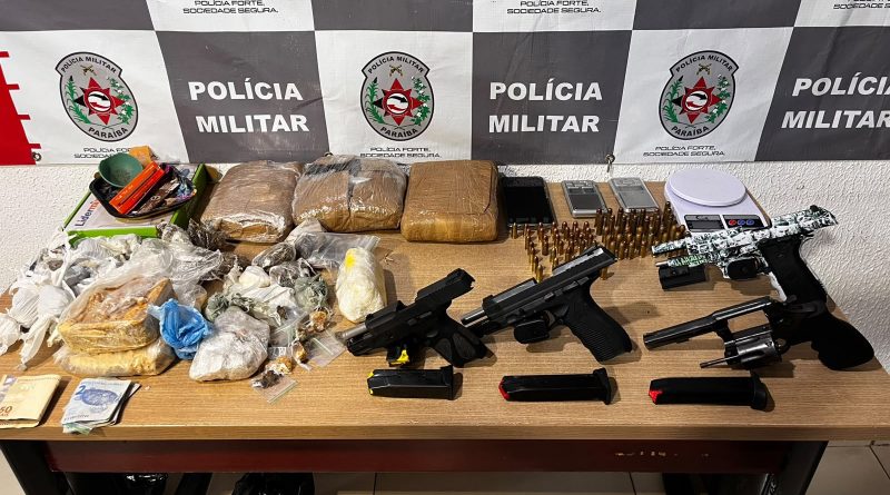 Polícia Militar apreende arsenal e drogas durante operação em comunidade da Capital